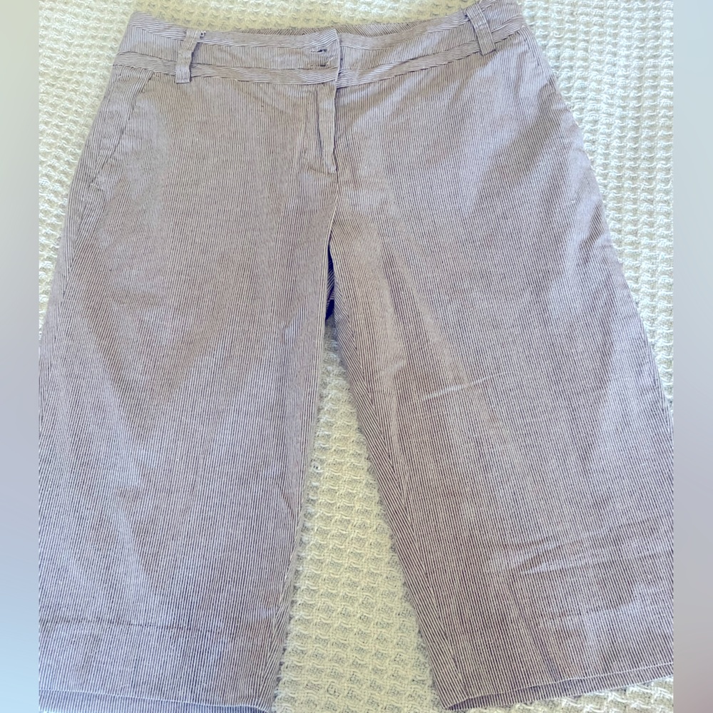 Pin striped short capris. Like new. Size 6